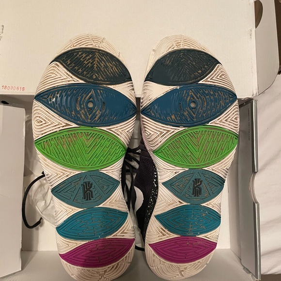 Kyrie 5 - Picture 4 of 4